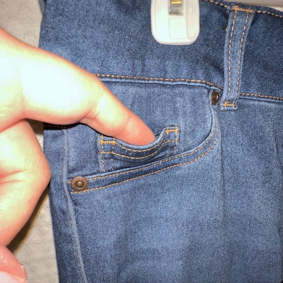 Denim Celebrity Gold Skinny Jeans in Queen Dark. Gently used. Size 10 - Picture 3 of 8